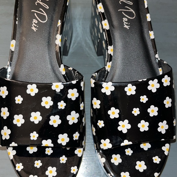 Wild Pair Womens Melborne Black w White Daisy Patent Platform Sandals Black 9 M - Picture 9 of 14